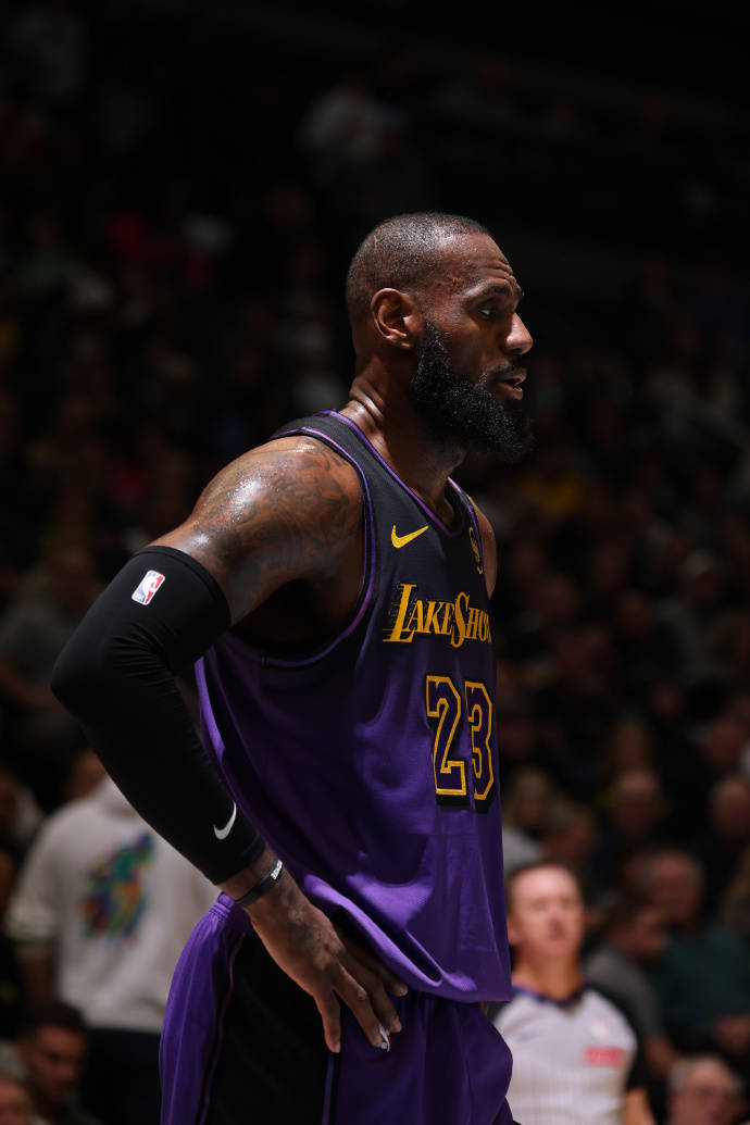 包含詹姆斯官方宣布重要助攻新规，美国队引发争议！比赛高潮迭起的词条